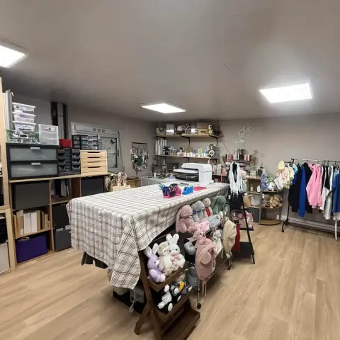 La boutique-atelier : portants, étagères, grande table