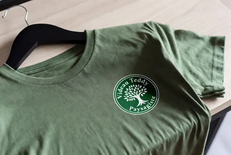 Tee-shirt vert floqué du logo d’une entreprise